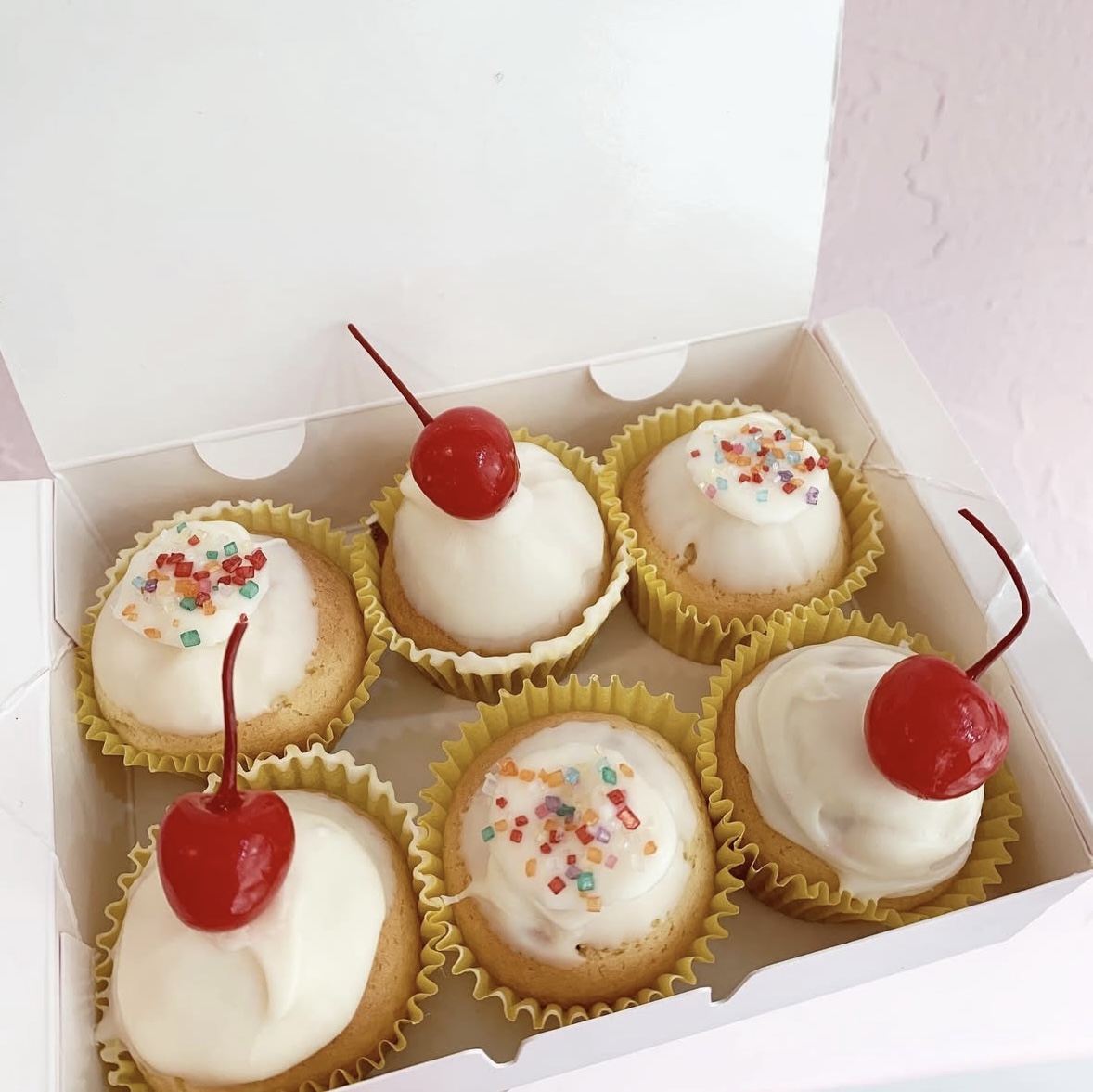 🍒화이트초콜릿 미니컵케이크 만들기🍒의 썸네일 이미지입니다.